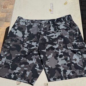 Under Armour Men's Black & Gray Camouflage Cargo Shorts size 36